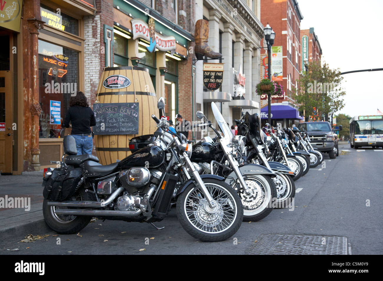 Rangée de motos Harley Davidson y compris sur broadway Downtown Nashville Tennessee USA Banque D'Images