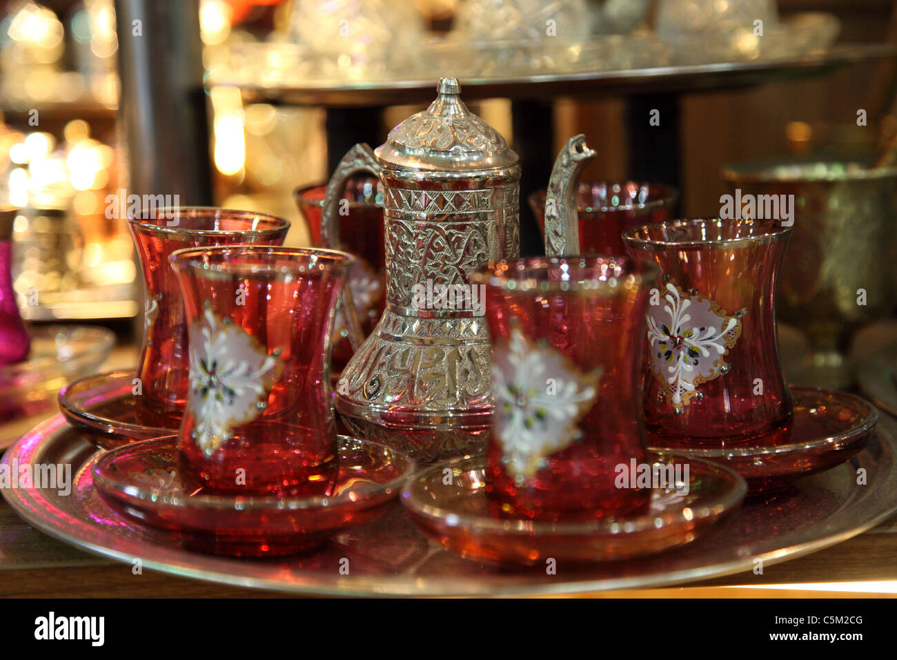 Thé turc traditionnel fixé à Grand bazar à Istanbul Banque D'Images