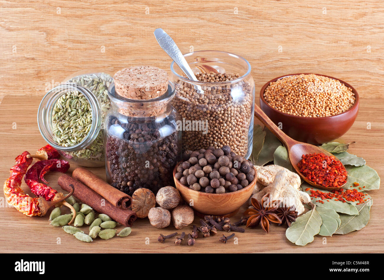 La vie encore d'épices sur fond de bois Banque D'Images