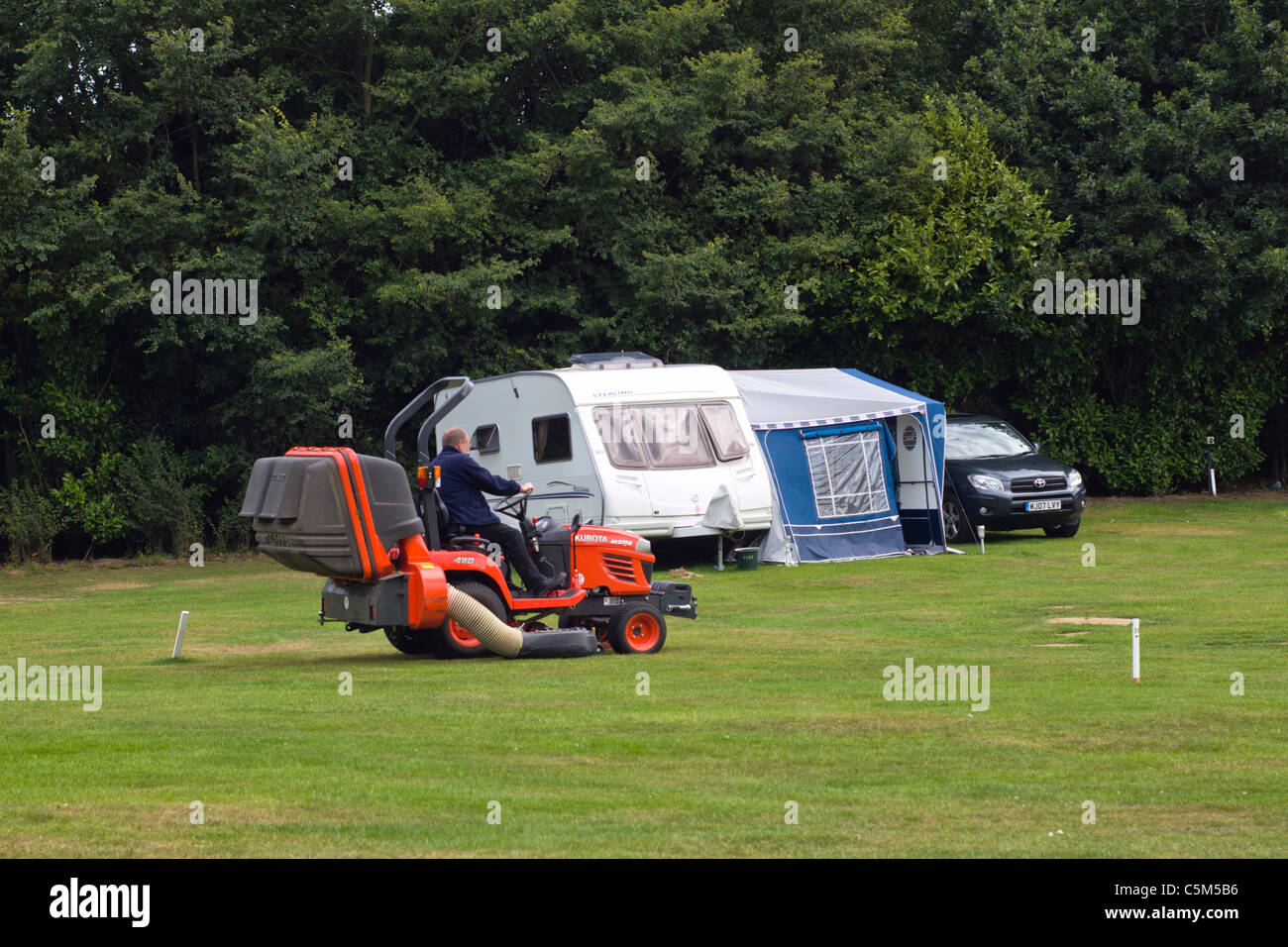 Tondre le gazon sur une caravane et camping vue Banque D'Images