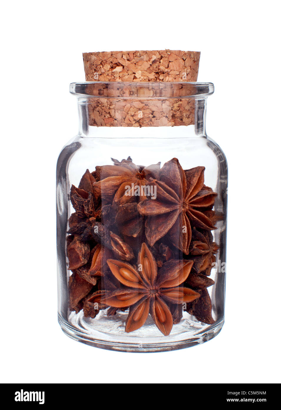 Le flacon en verre pleine d'anis étoile isolé sur fond blanc Banque D'Images