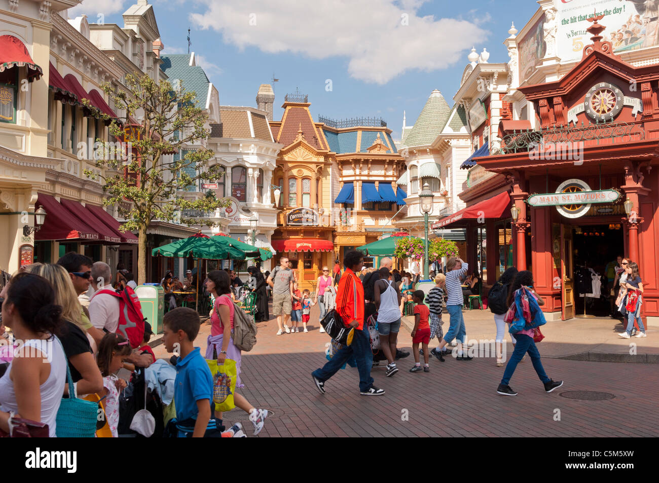 Les gens dans la Main Street USA à Disneyland Paris en France Banque D'Images