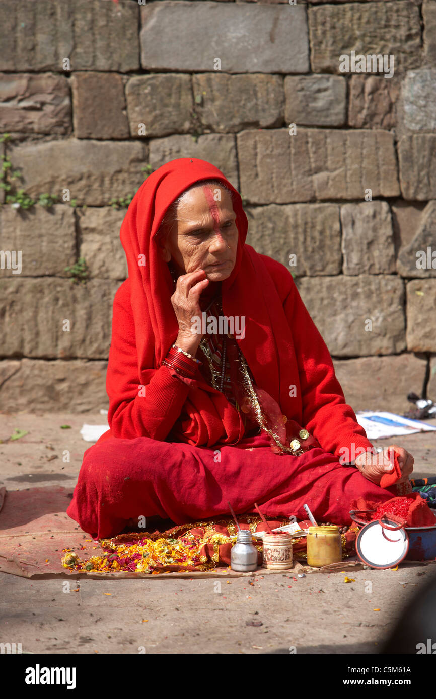 Sainte personne prêt à donner les pèlerins hindous puja et tika au temple de Dakshinkali, Vallée de Katmandou, Népal. Banque D'Images