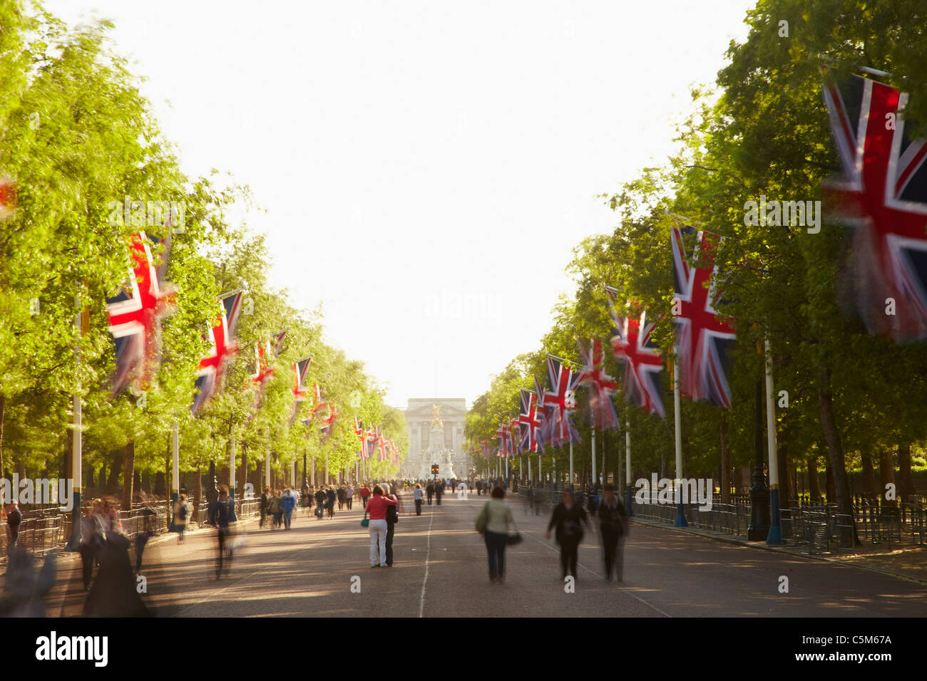Drapeaux Union jack le long de la route Banque D'Images