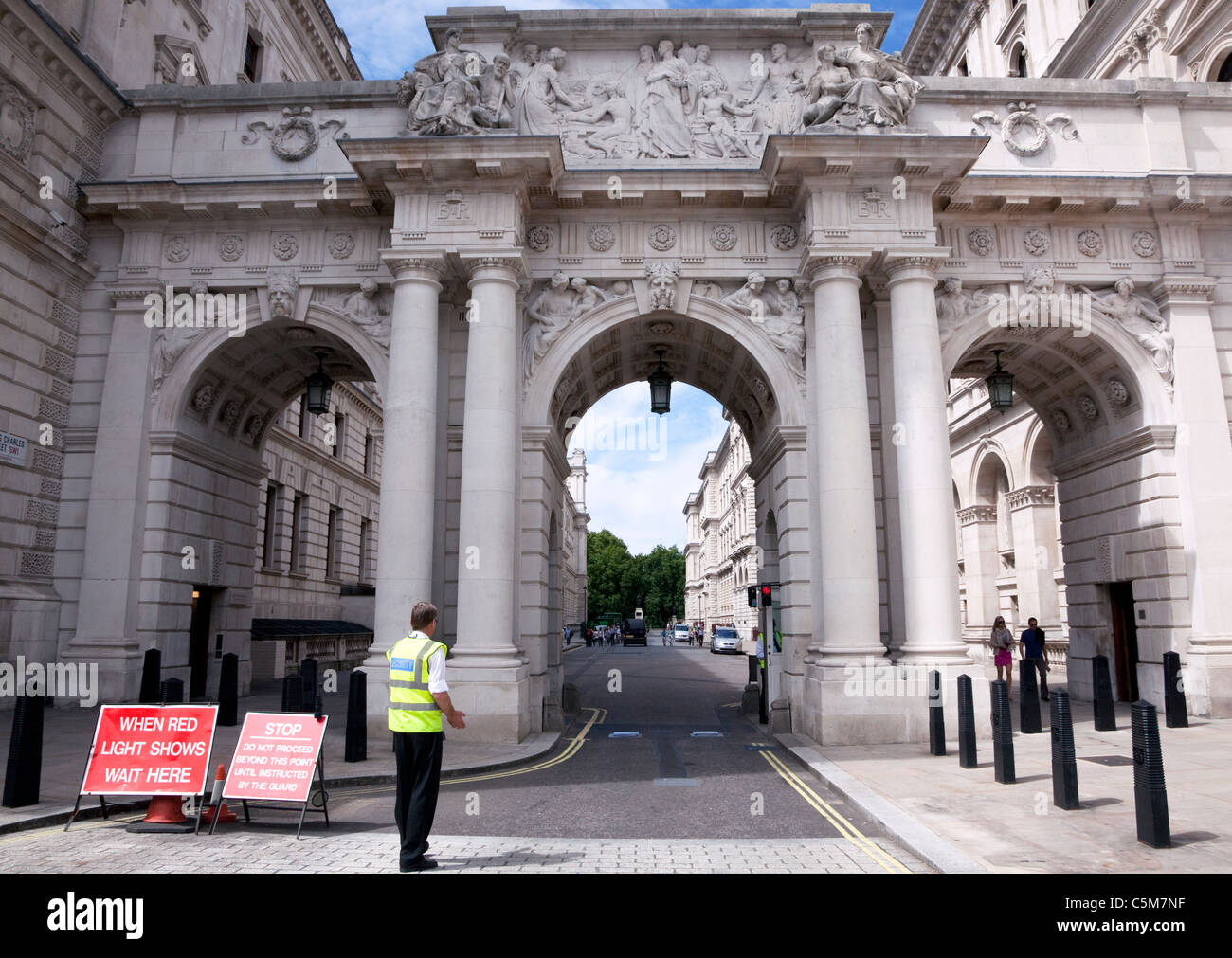 Contrôle de sécurité à l'entrée du roi Charles Street, Whitehall, Londres Banque D'Images