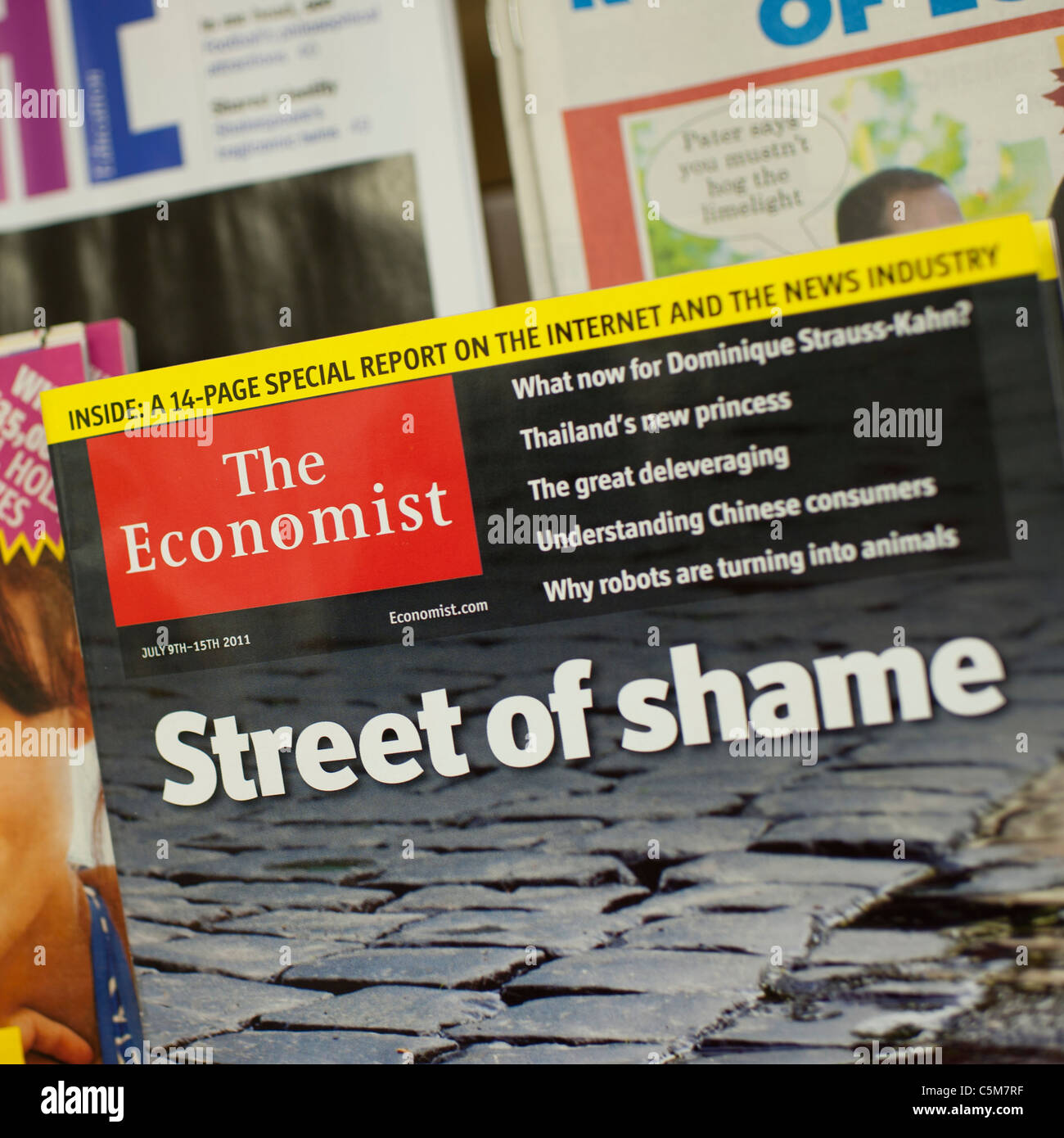 Couvertures de l'hebdomadaire The Economist magazines dans une presse shop UK Banque D'Images