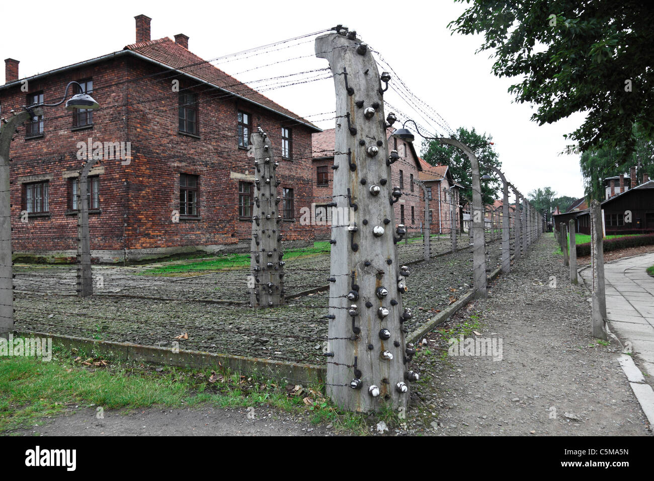 Détail de clôture électrique à Auschwitz, Pologne Banque D'Images