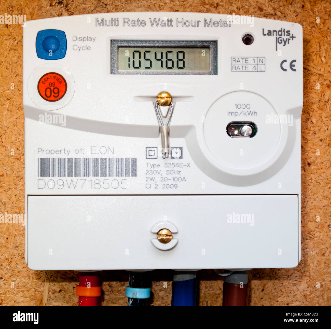Taux Multi Watt heure installé des compteurs d'électricité dans une maison au Royaume-Uni utilisé pour fournir des relevés de consommation d'énergie Banque D'Images