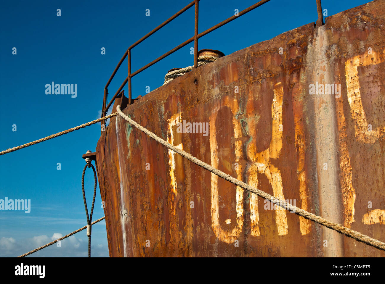 Détail d'une coque extérieure rouillée d'un navire amarré avec des cordes Banque D'Images
