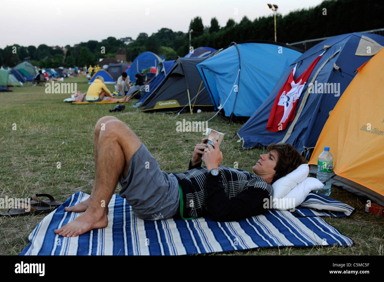 Tennis fans essaient de passer le temps tout en file d'attente avec leurs tentes pendant l'édition 2009 des Championnats de tennis de Wimbledon Banque D'Images