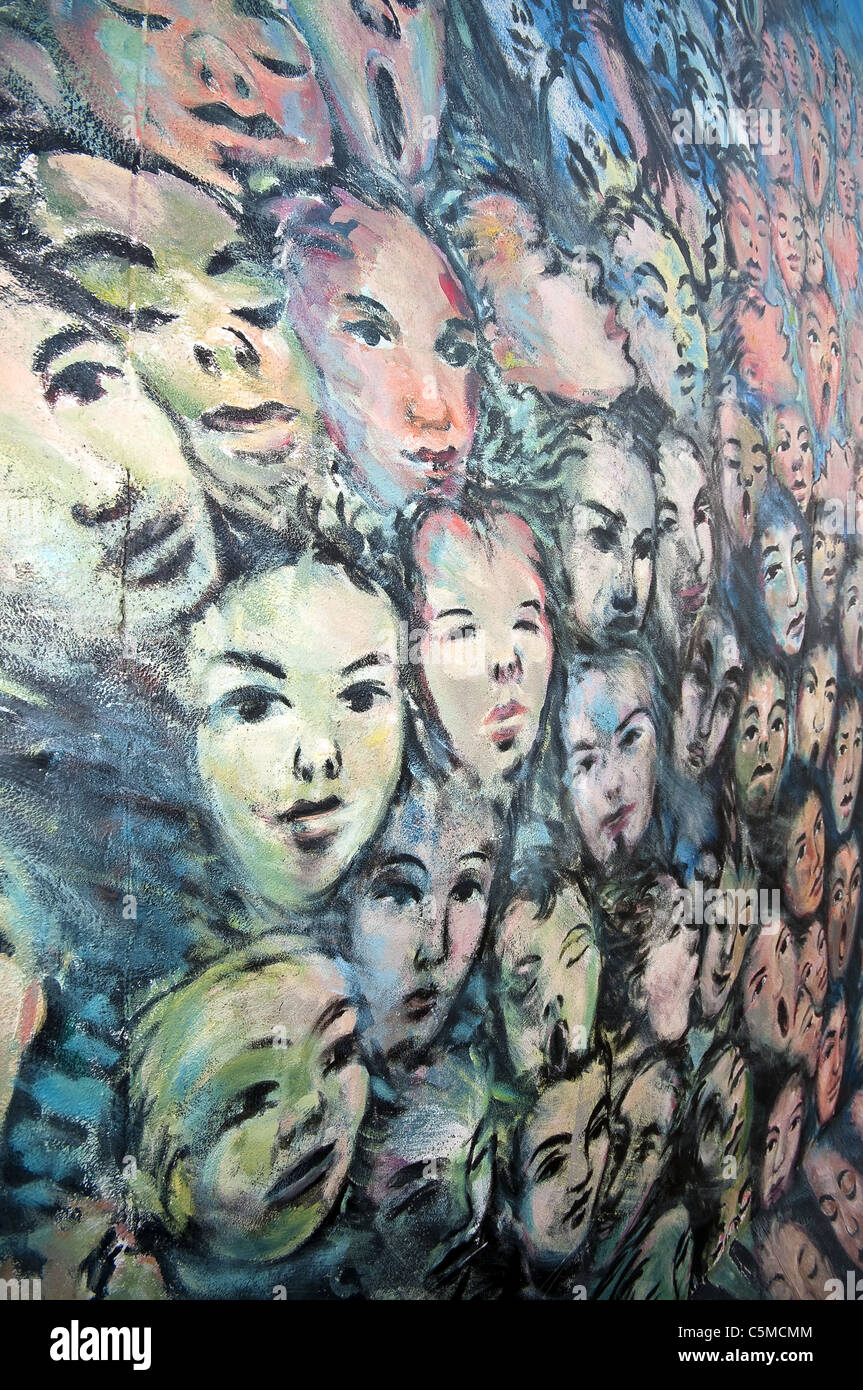L'une des nombreuses peintures au mur de Berlin East Side Gallery, la plus grande galerie en plein air dans le monde. Berlin, Allemagne Banque D'Images
