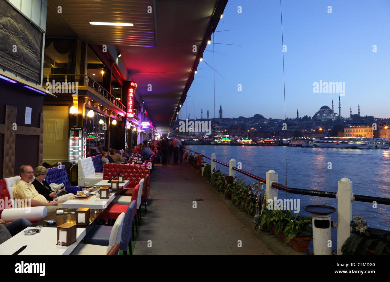 Restaurant du pont de Galata à Istanbul, Turquie. Banque D'Images