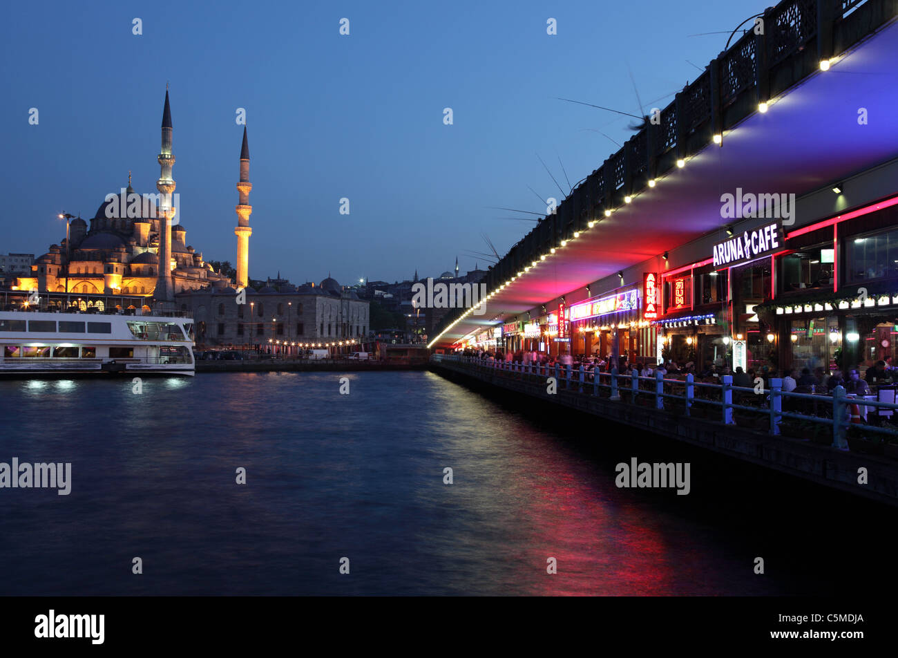 Restaurants à le pont de Galata à Istanbul, Turquie Banque D'Images