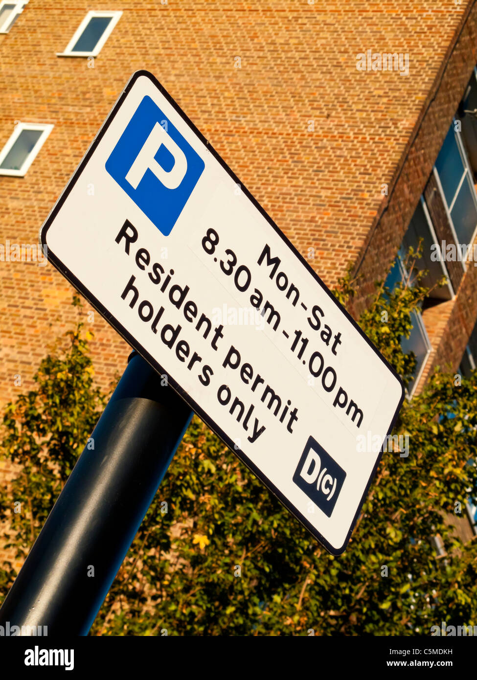 Parking gratuit uniquement aux titulaires de permis de signer à l'extérieur d'un bloc d'appartements dans la région de Hackney East London UK Banque D'Images