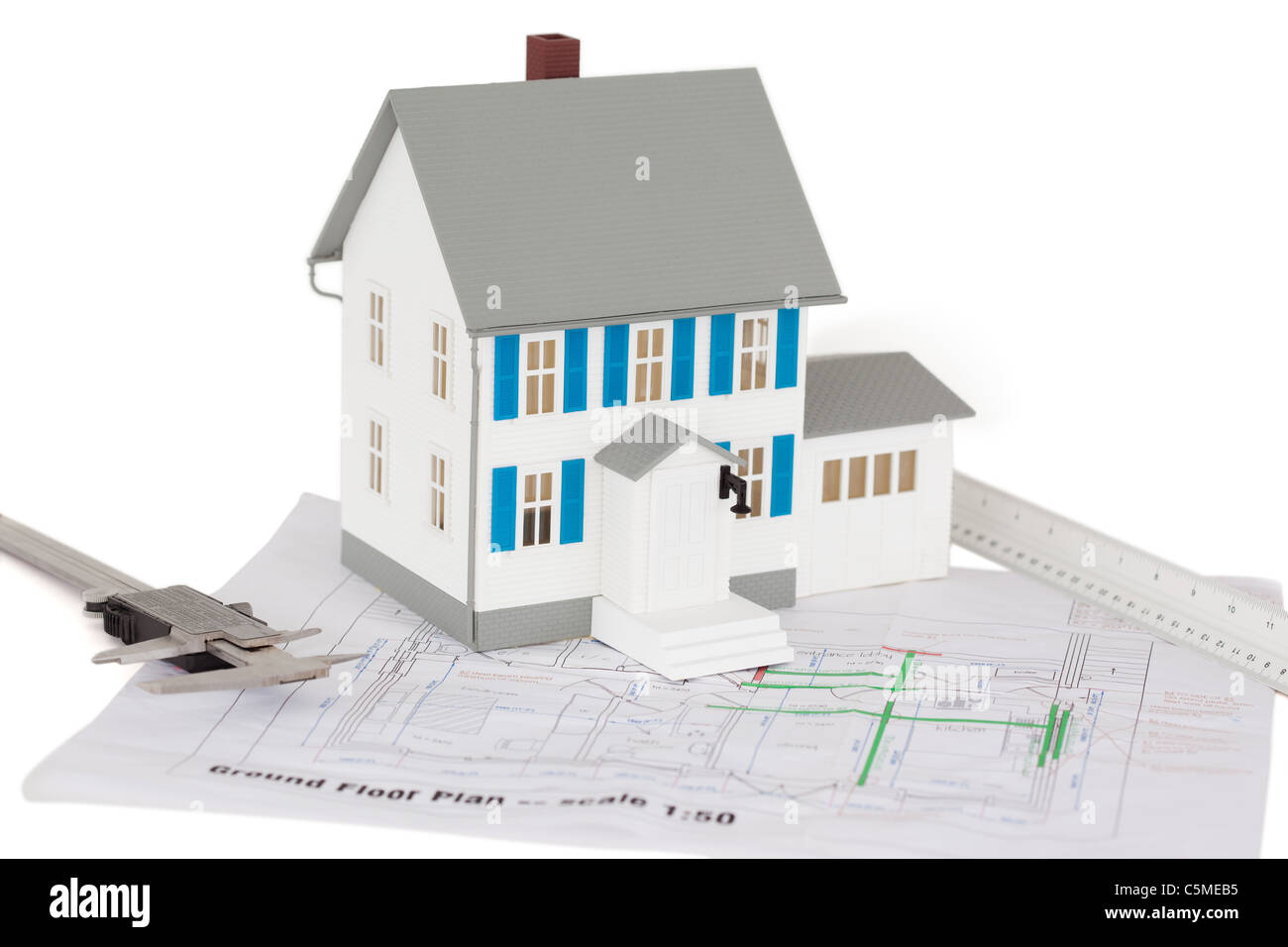 Gros plan du toy house model et étrier sur un plan du rez-de-chaussée Banque D'Images