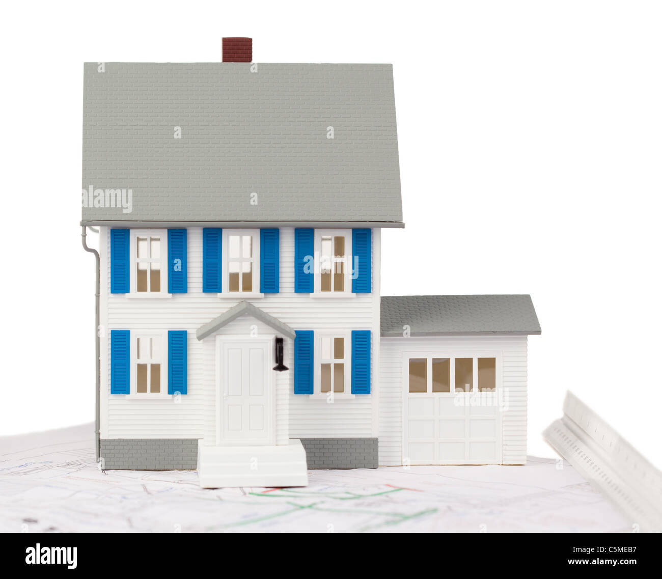 Vue frontale d'un toy house model on a ground floor plan Banque D'Images
