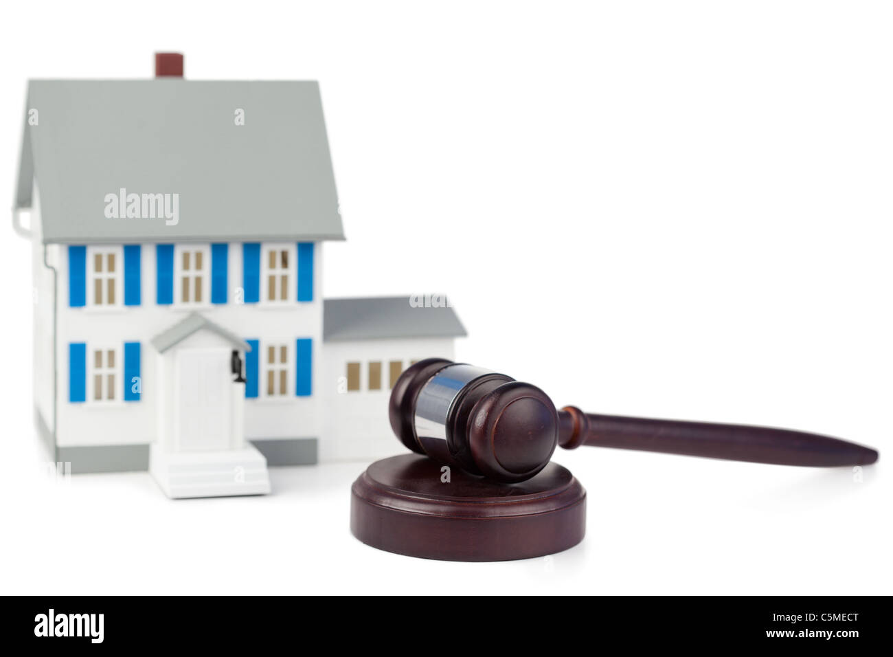 Gray toy house model and brown gavel Banque D'Images