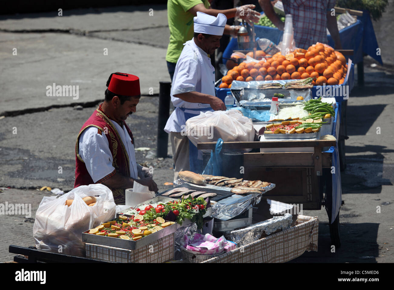 Stands de nourriture sur le pont de Galata à Istanbul, Turquie Banque D'Images