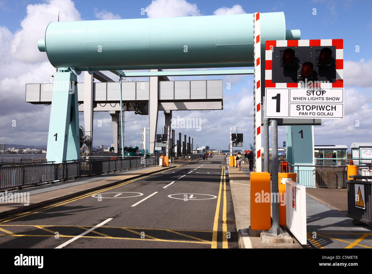 Lumières pour contrôler le trafic sur le pont existant, Cardiff Bay Cardiff , Barrage, South Glamorgan, Wales, Royaume-Uni Banque D'Images