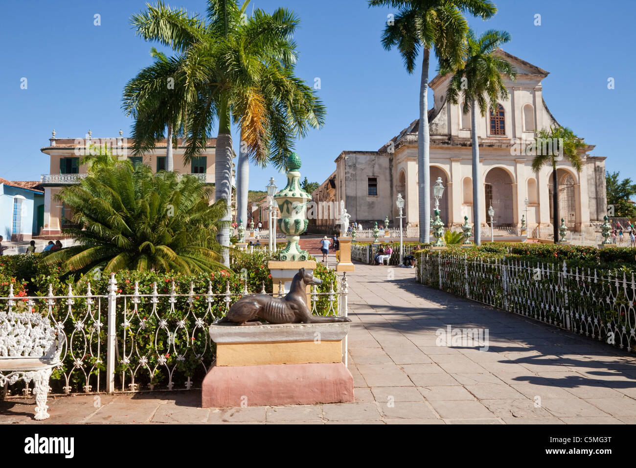 Cuba, Trinidad. La Plaza Mayor, l'église Holy Trinity en arrière-plan, fin 19ème. siècle. Banque D'Images