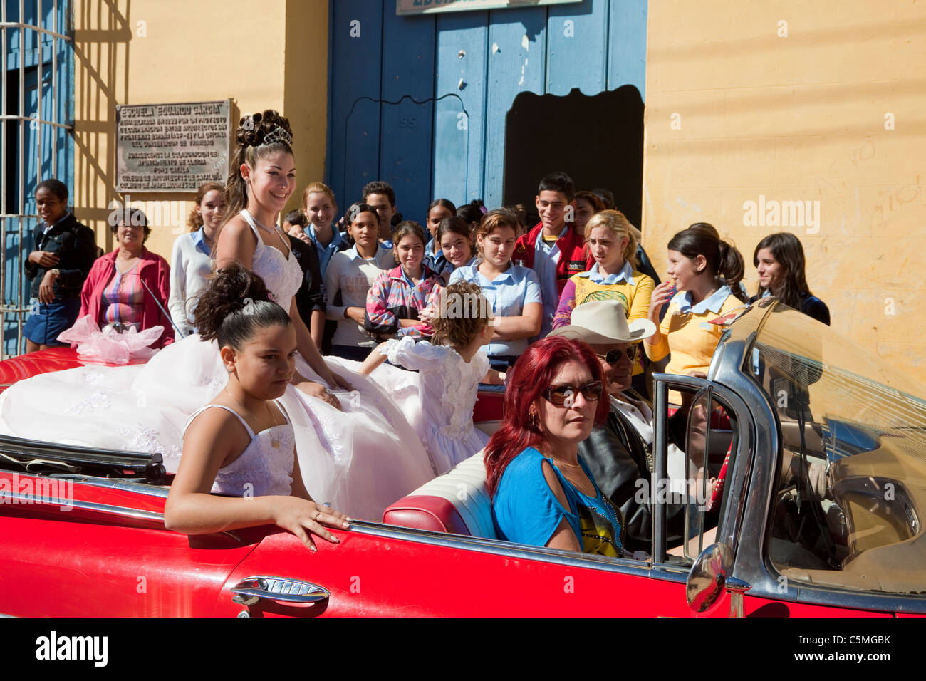 Cuba, Trinidad. Une fille célèbre son 15e anniversaire ('Quinceañera'). Banque D'Images