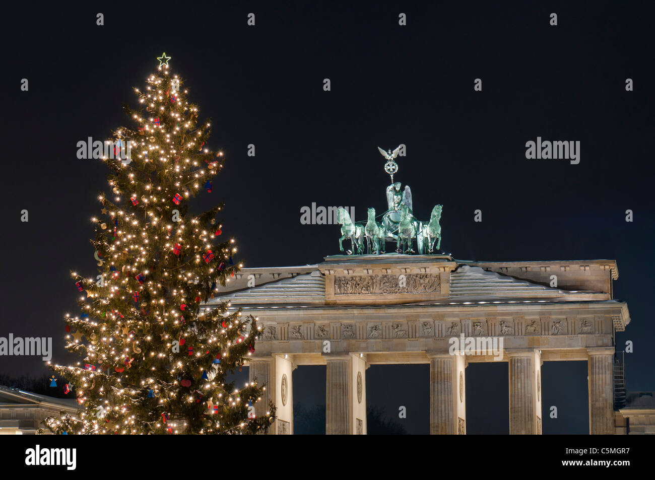 Le quadrige de la porte de Brandebourg avec un arbre de Noël dans la nuit, Berlin, Allemagne Banque D'Images