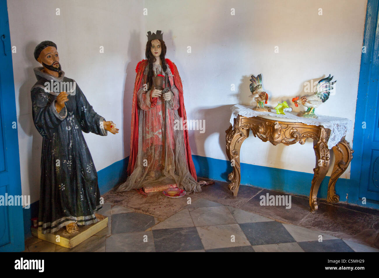 Cuba, Trinidad. Personnages religieux à l'intérieur d'une maison privée. Banque D'Images