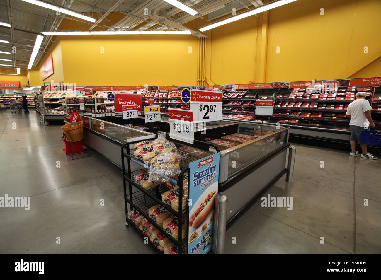 La viande et la section d'épicerie dans Walmart supercenter à Kitchener (Ontario) Canada 2011 Banque D'Images