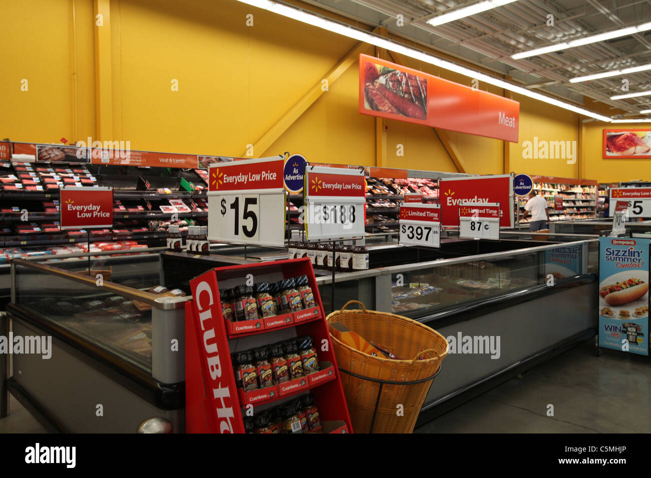 La viande et la section d'épicerie dans Walmart supercenter à Kitchener (Ontario) Canada 2011 Banque D'Images