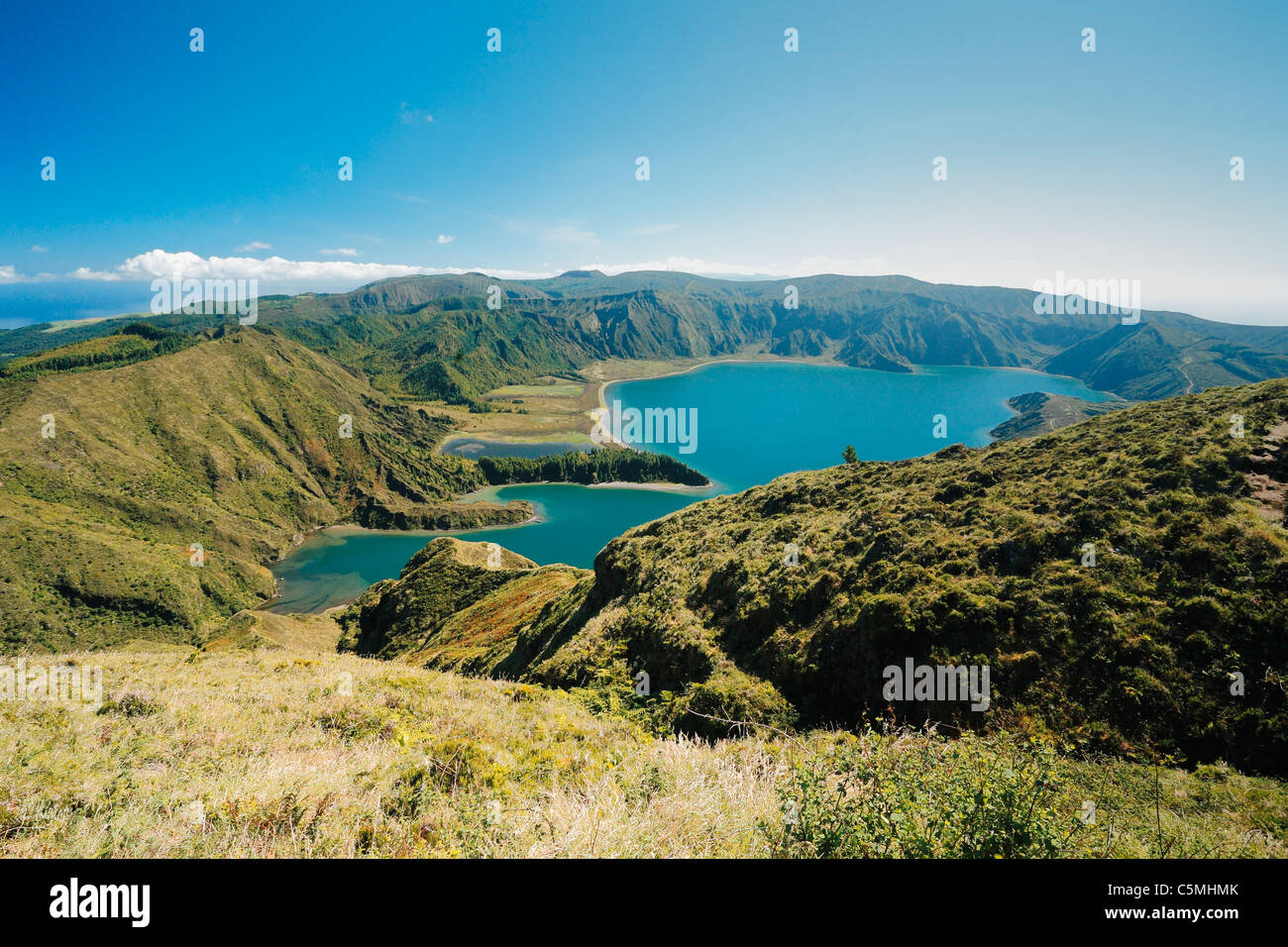 Le lac de feu (Lagoa do Fogo) dans une journée ensoleillée. L'île de São Miguel, Açores, Portugal. Banque D'Images