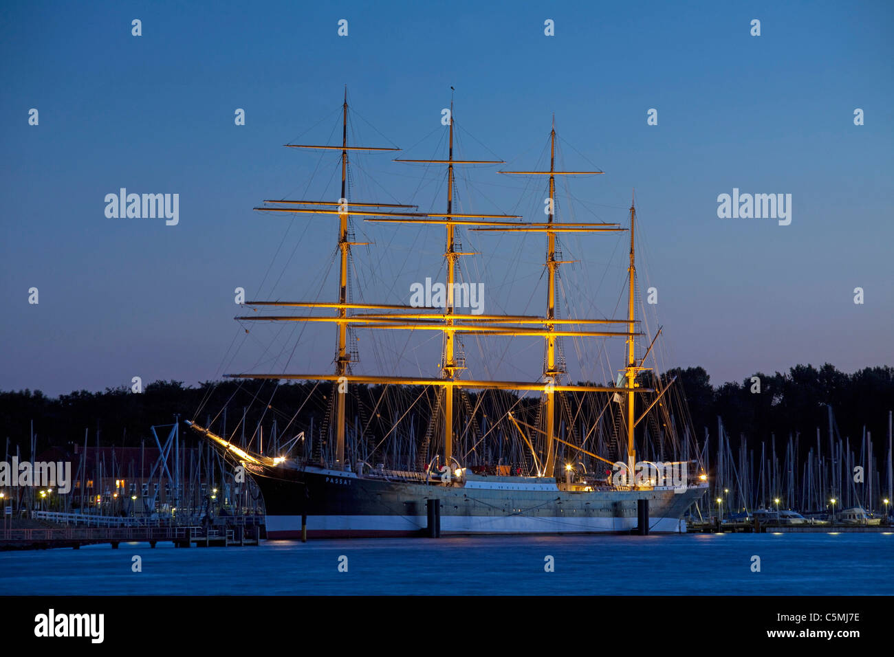 Les quatre-mâts barque en acier Passat dans la nuit. Terminal de croisières de Travemuende, Schleswig-Holstein, Allemagne. Banque D'Images