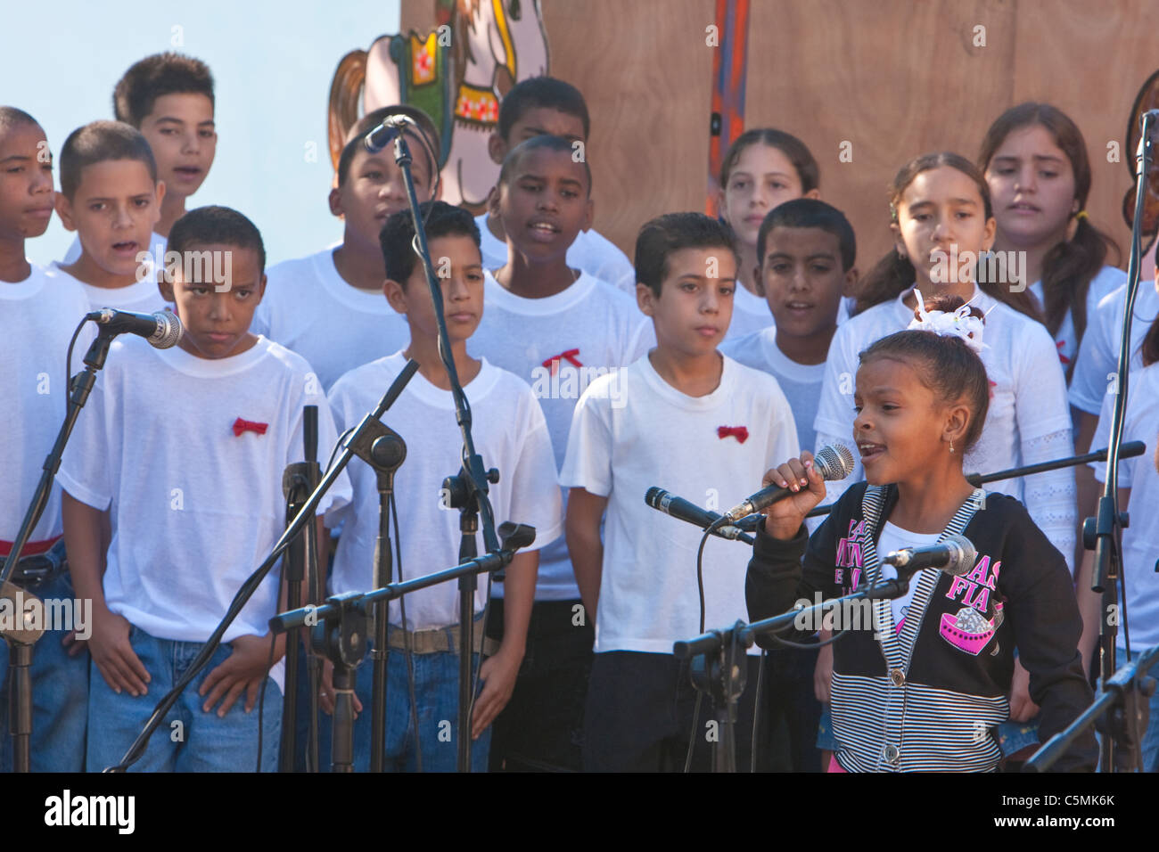 Cuba, Trinidad. Pleins d'élèves situés dans un festival de musique. Banque D'Images