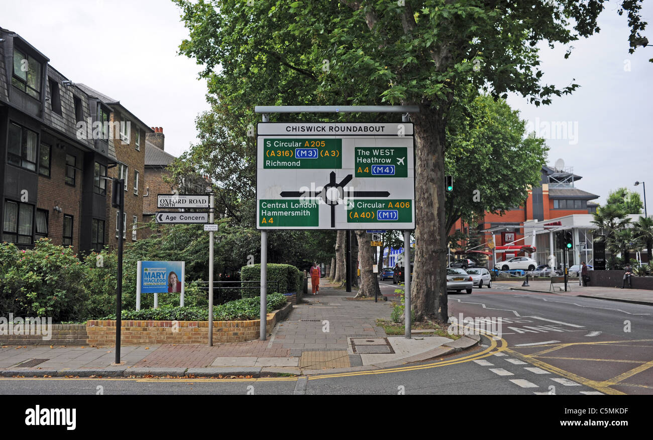 Roadsign pour le Nord et le sud de Londres les routes circulaires à Chiswick West London UK Banque D'Images