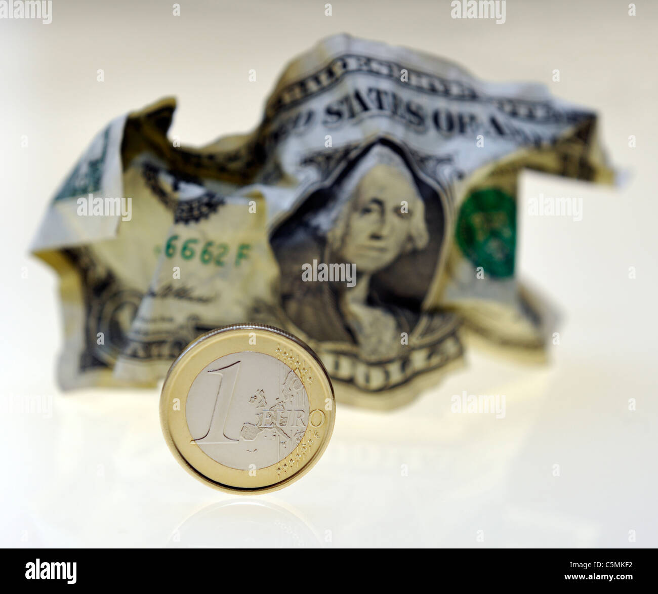 Pièce en euro et dollar froissé Banque D'Images