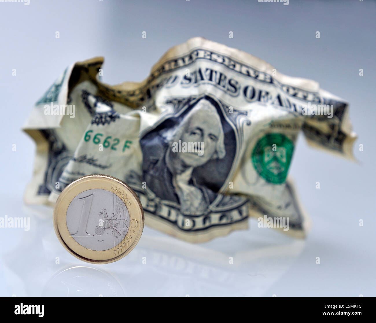 Pièce en euro et dollar froissé Banque D'Images