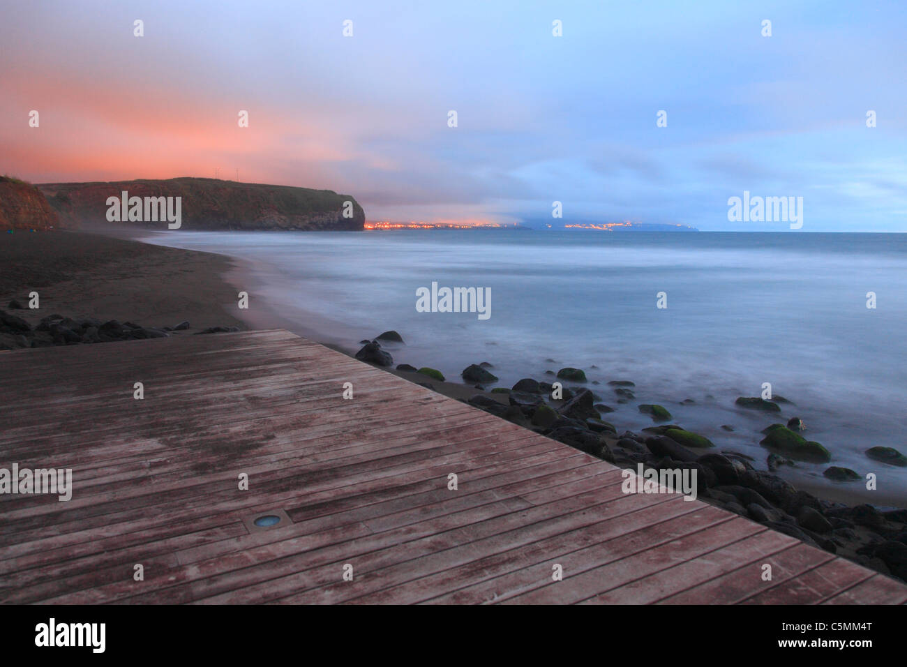 Seascape Beach de Santa Barbara, à proximité de la ville portugaise de Ribeira Grande. L'île de São Miguel, Açores, Portugal. Banque D'Images