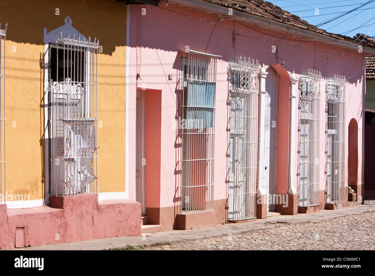 Cuba, Trinidad. Maisons aux grilles de protection sur les portes et fenêtres. Banque D'Images