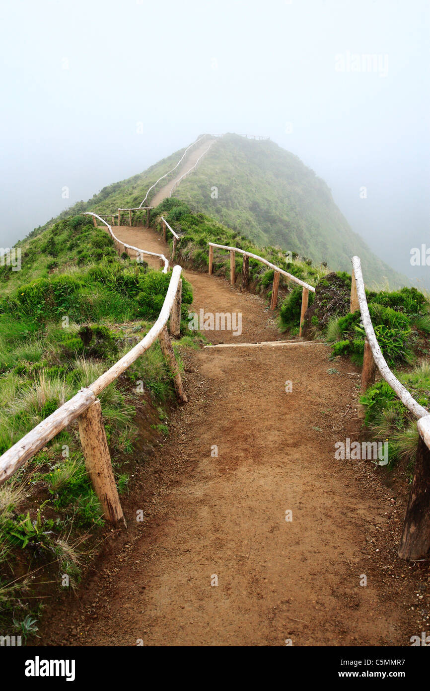 Sentier pédestre vide par temps brumeux. À proximité Sete Cidades cratère. L'île de São Miguel, Açores, Portugal. Banque D'Images