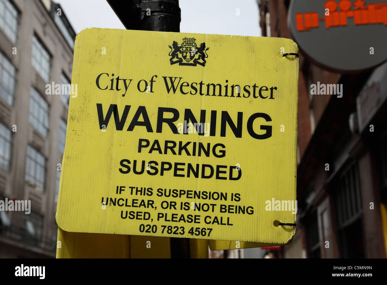 City of westminster parking informations inscription dans une rue de Soho, à Londres, Angleterre, Royaume-Uni Banque D'Images