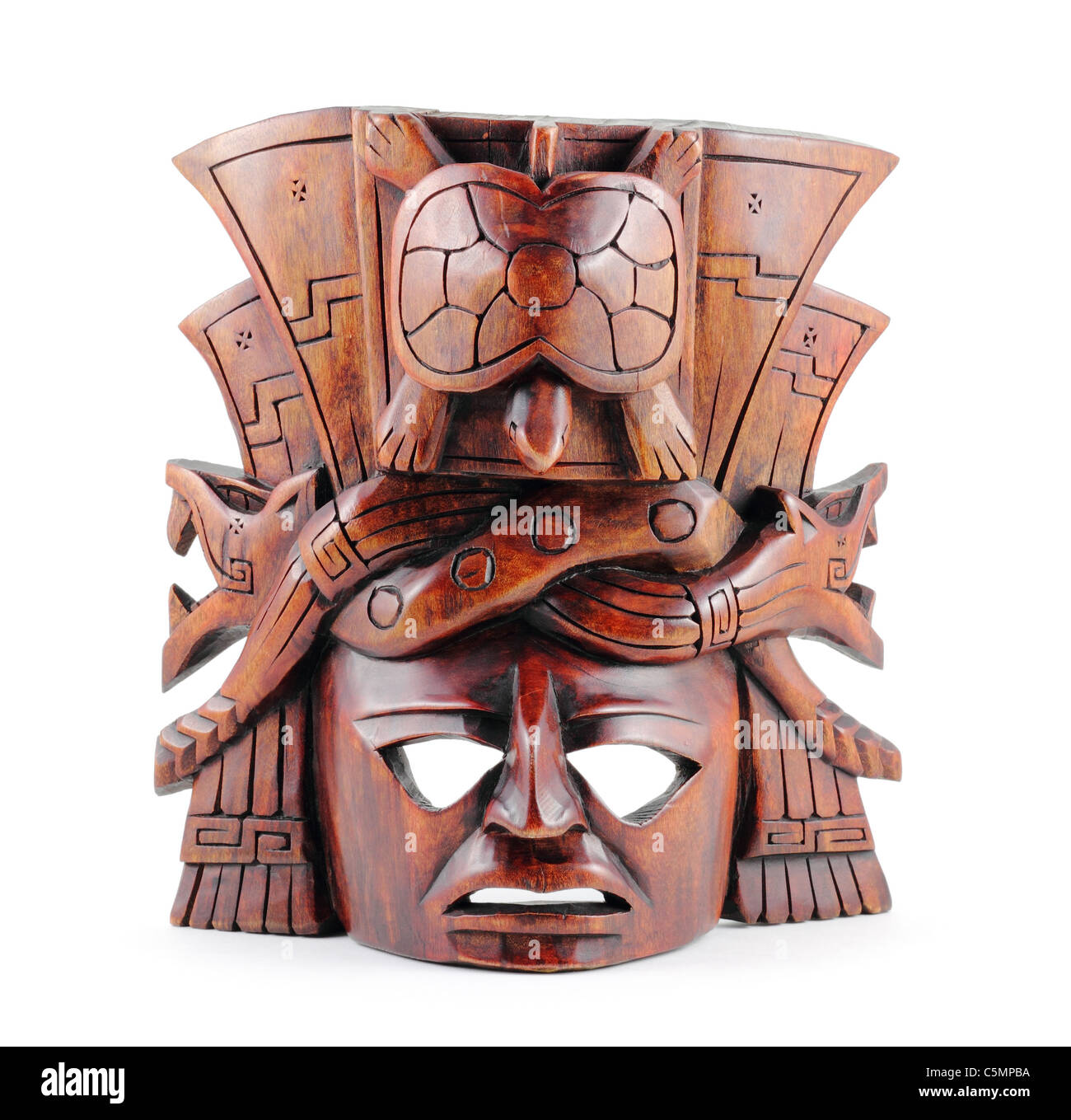 En bois sculpté à la main, masque Maya isolé sur un fond blanc. Banque D'Images