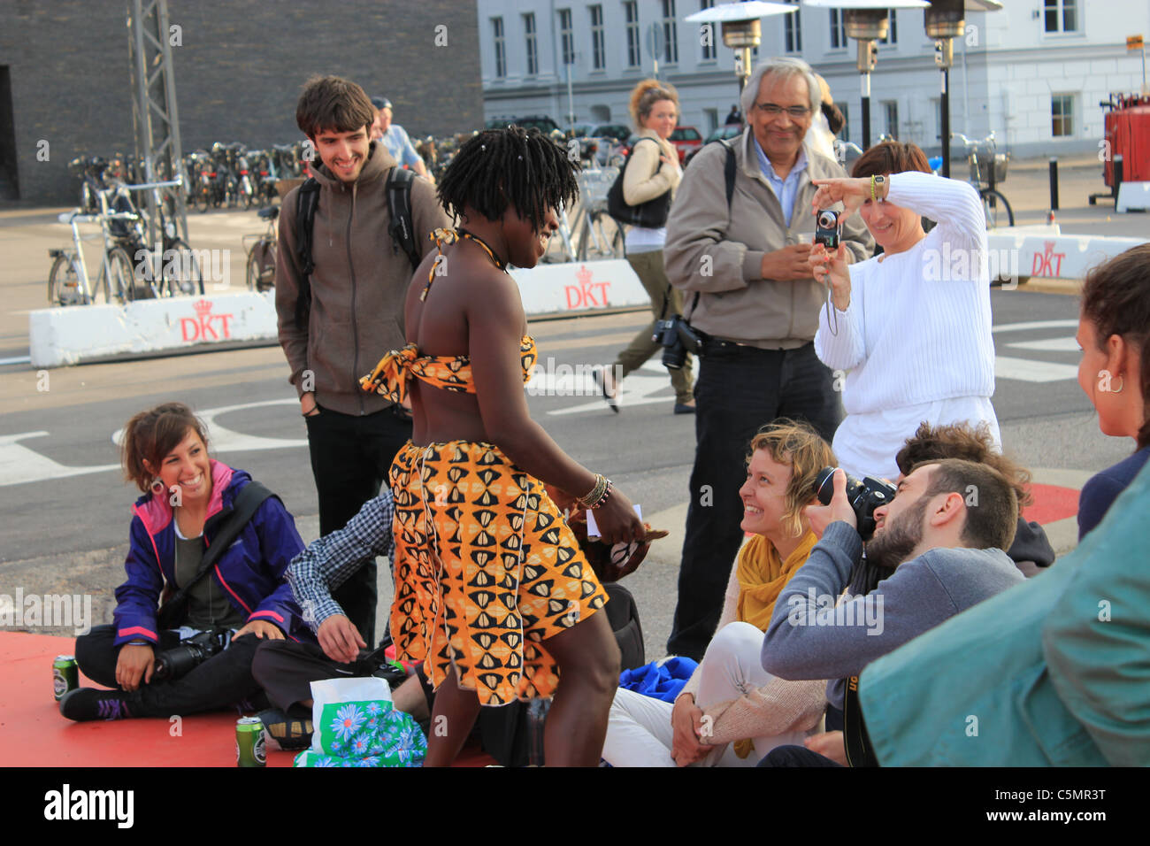 Danseuse africaine conseils après la collecte des photos de l'auditoire et du rendement Banque D'Images