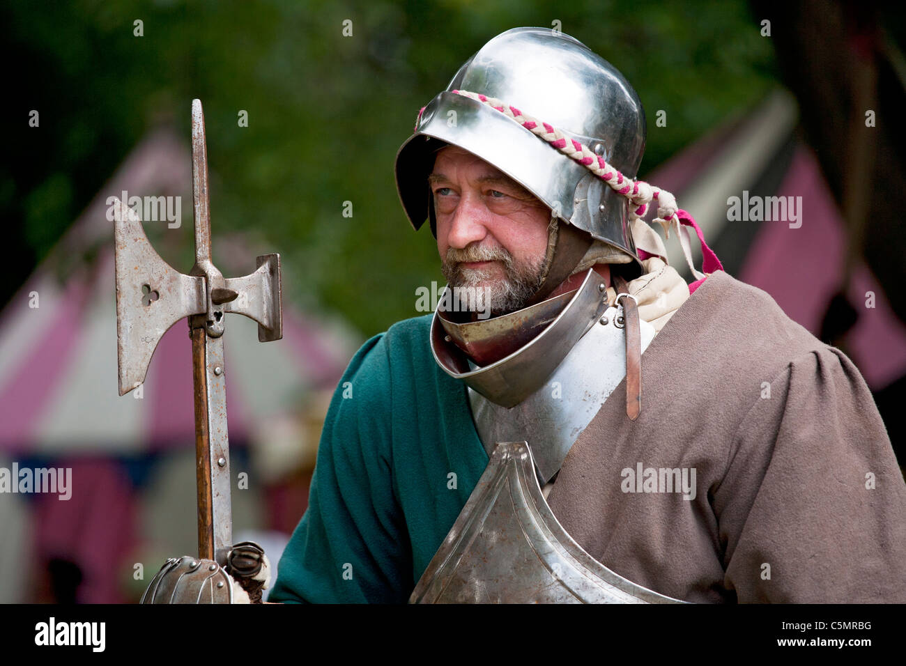 Un soldat médiéval au marché médiéval de Chesterfield, Derbyshire, Angleterre, RU Banque D'Images