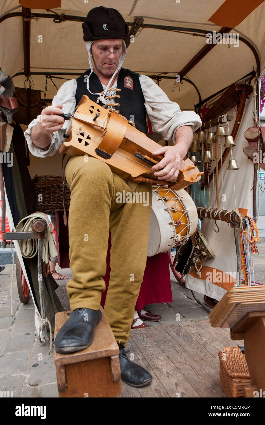 'Homme jouant de la vielle à roue ' à l'assemblée annuelle du marché médiéval de Chesterfield, Derbyshire, Angleterre, RU Banque D'Images