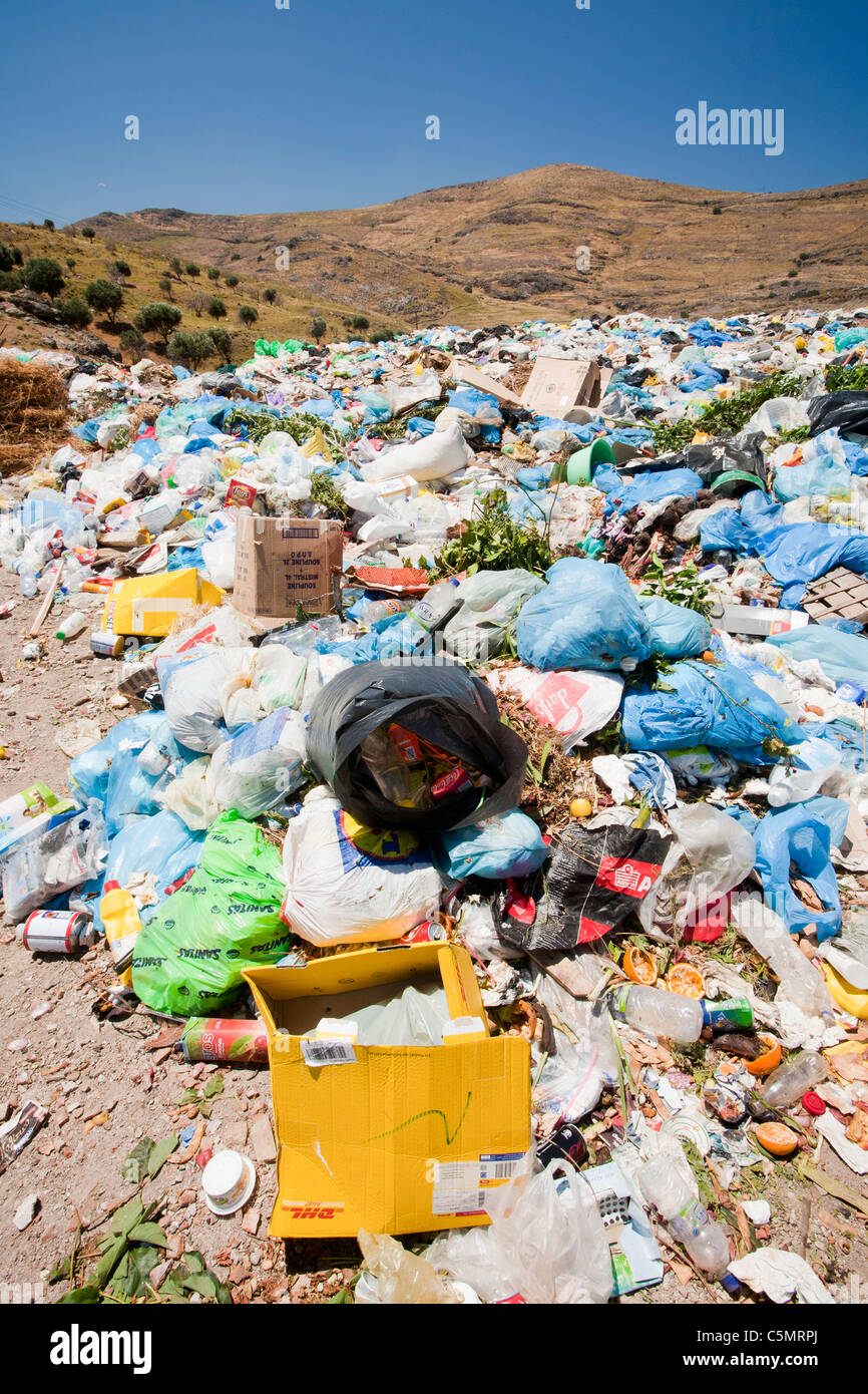 Un site d'enfouissement à Eresos, Lesbos, Grèce. Comme beaucoup d'îles, de détritus est un problème avec pas de recyclage en place. Banque D'Images