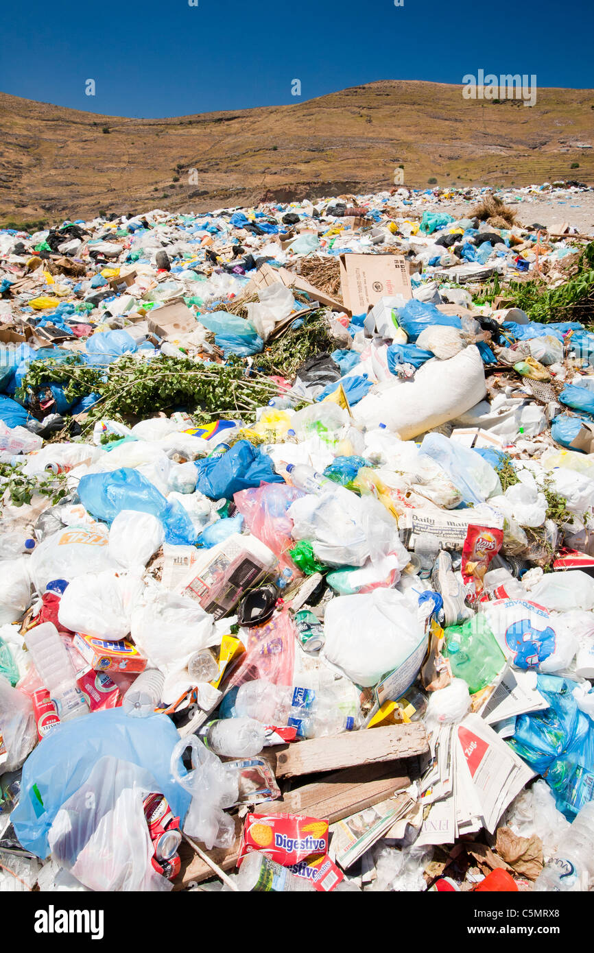 Un site d'enfouissement à Eresos, Lesbos, Grèce. Comme beaucoup d'îles, de détritus est un problème avec pas de recyclage en place. Banque D'Images