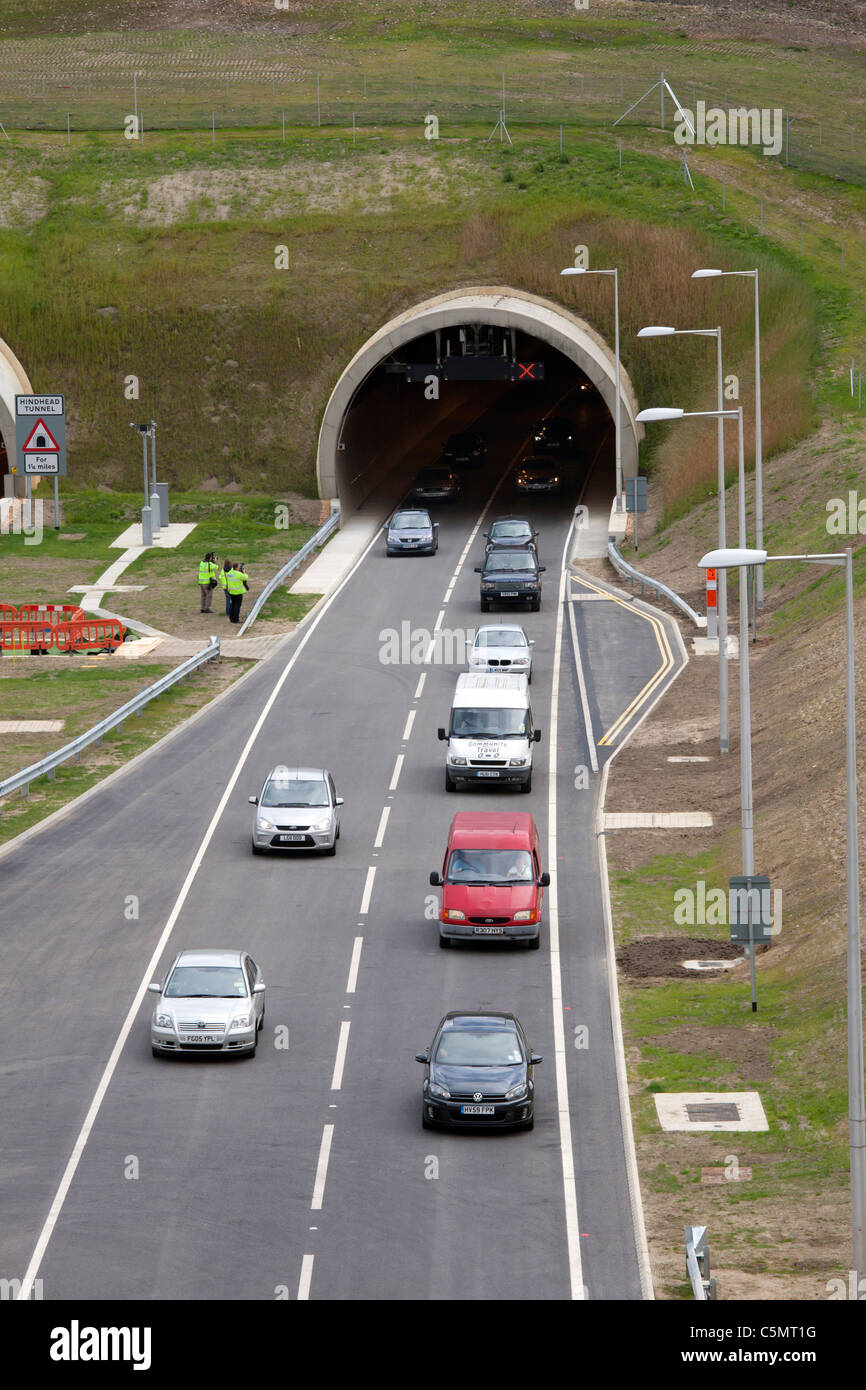 Premièrement le trafic via le Tunnel A3 Hindhead, juste après l'ouverture de la tunnel en direction sud, le 27 juillet 2011 Banque D'Images