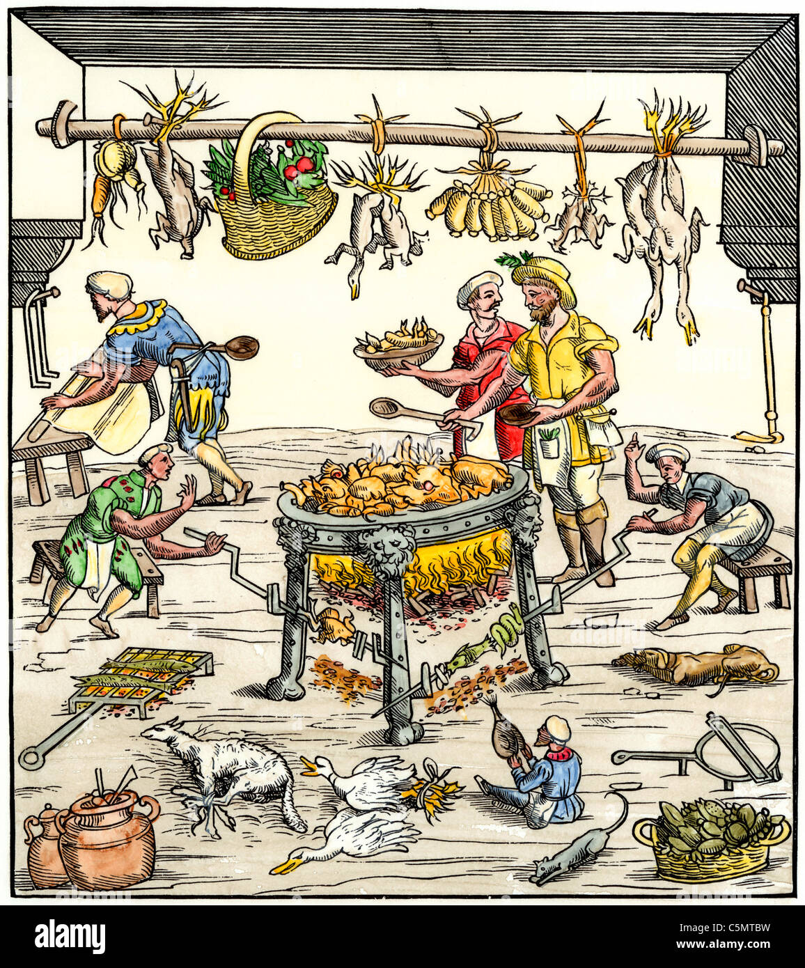 Les cuisiniers préparer la nourriture dans une cuisine italienne 1500s. À la main, gravure sur bois Banque D'Images