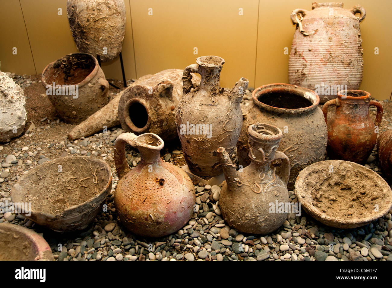 Ancienne amphore romaine antique grecque ancienne en céramique poterie terre cuite ancienne trouvée sur fond de mer Banque D'Images