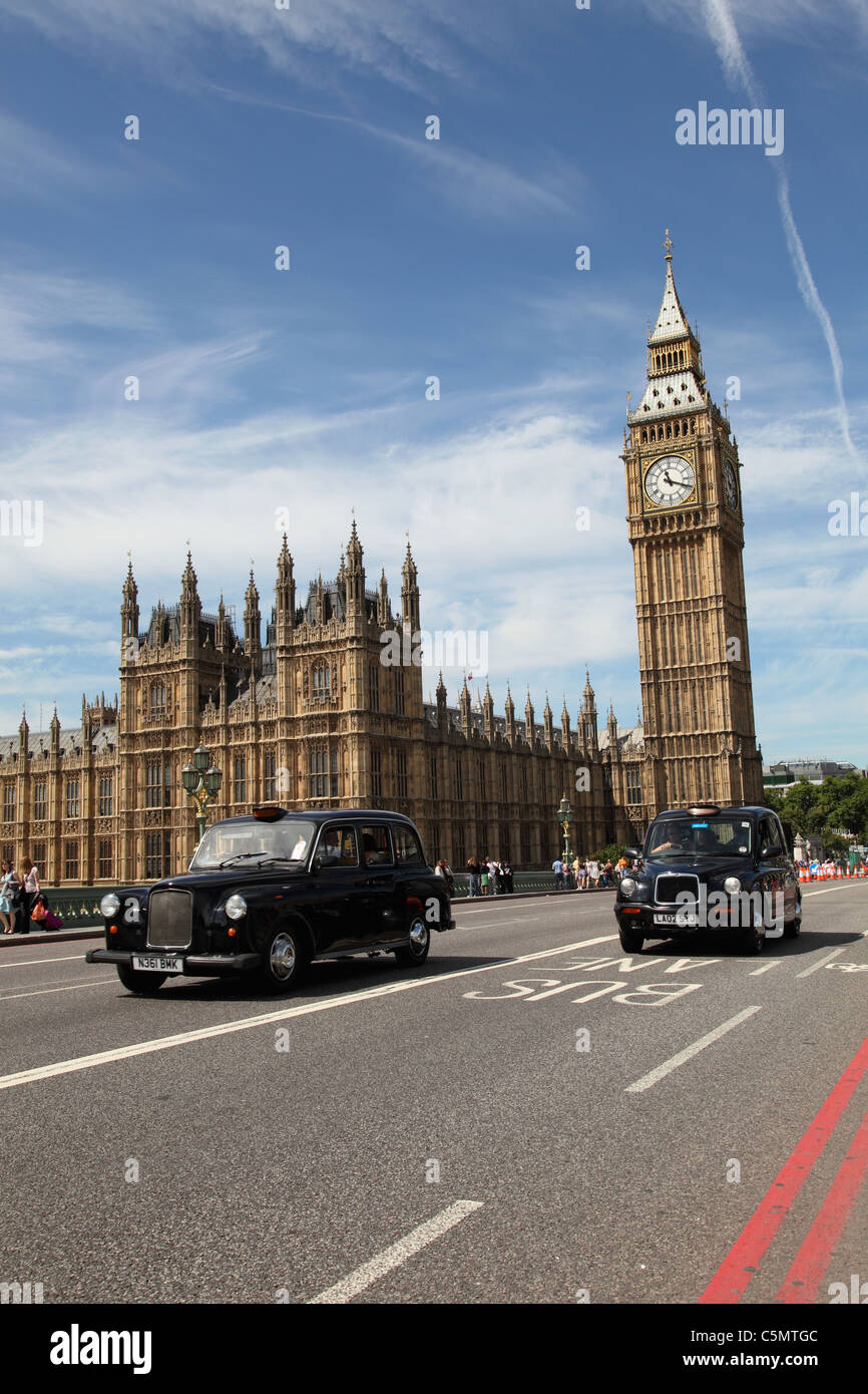 Les taxis de Londres de Westminster Bridge, Westminster, Londres, Angleterre, Royaume-Uni Banque D'Images