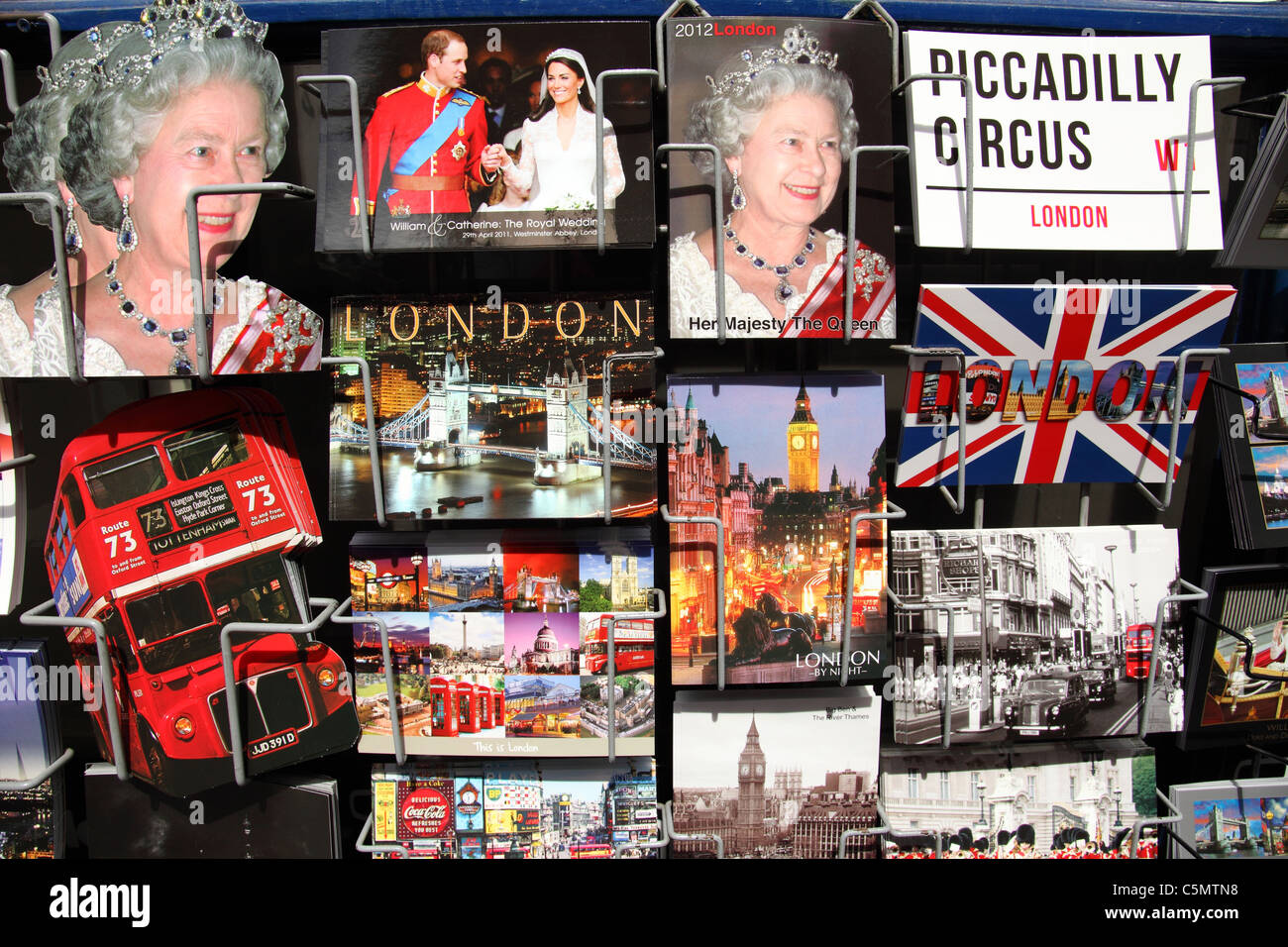 Un étal vendant des souvenirs et des cartes postales à Westminster, Londres, Angleterre, Royaume-Uni Banque D'Images